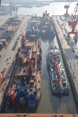 江蘇海新重工熱烈慶祝4艘船舶同日下水、出塢