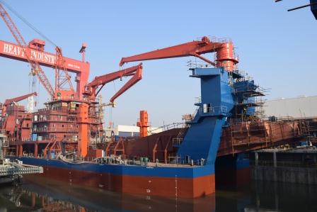 江蘇海新重工熱烈慶祝4艘船舶同日下水、出塢